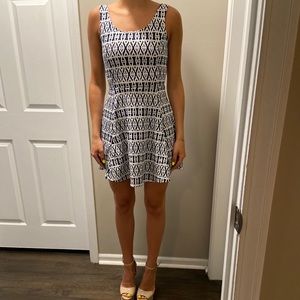 Mini dress / graphic pattern / navy & white